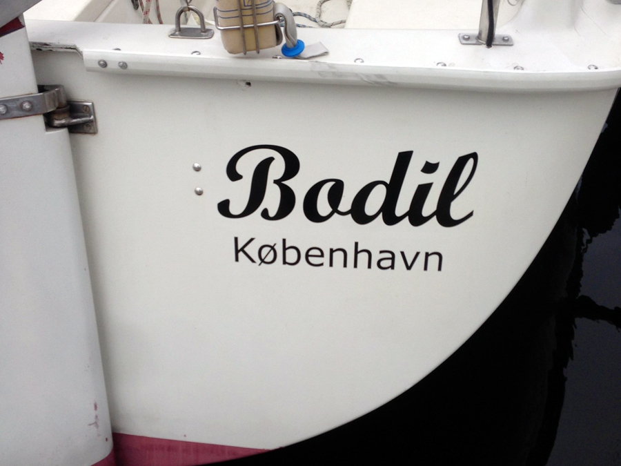 Her ses bådnavnet Bodil i skrifttypen Script. Bådnavnet er lavet i Sort folie.