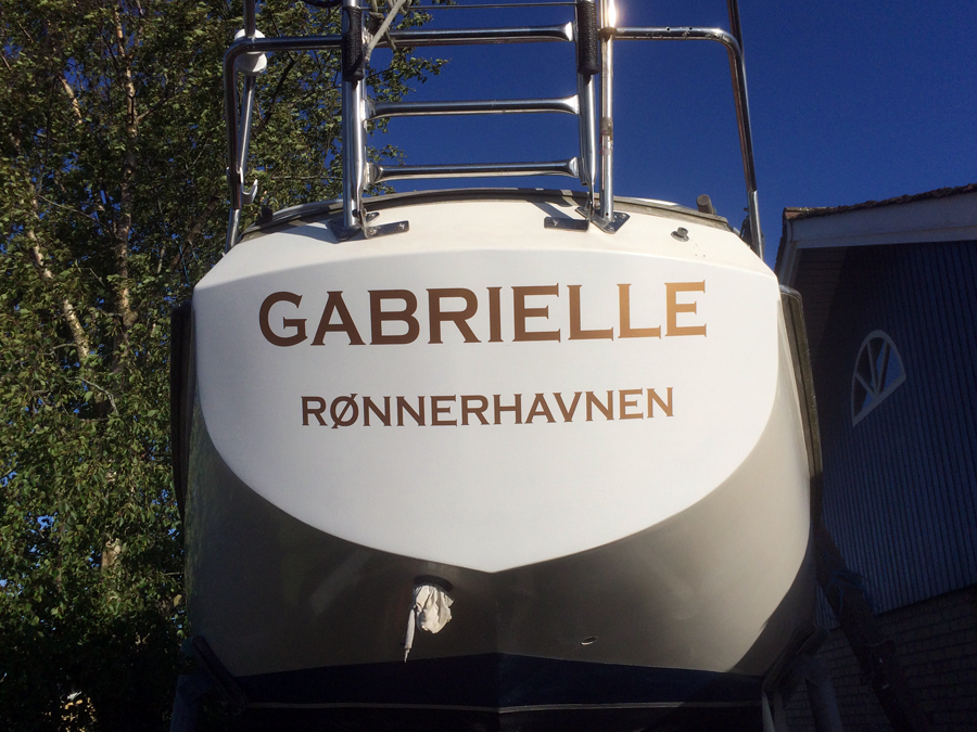 Eksempel på navn til båd og navn på hjemhavn i guld metallic.