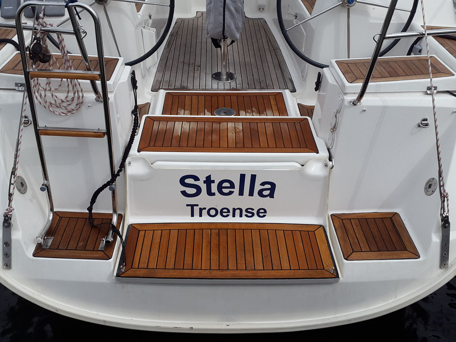 Eksempel på navn til båd med bue effekt.