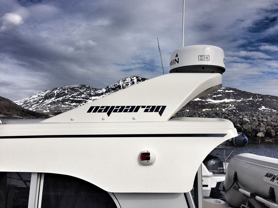 Eksempel på bådnavn i Grønland. Her ses båden Naqaaraq med et bådnavn i mørkeblå folie i den flotte grønlandske natur.