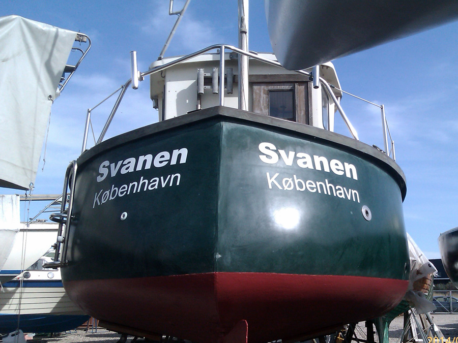 Svanen er et af de mere kreative bådnavne. Bådnavn og havnenavn er her lavet i hvid folie, hvilket kan være en god idé, hvis du har en båd i en mørkere farve som denne.